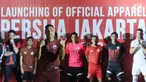 Pemain asing Persija asal Brasil, Jaimerson Da Silva Xavier memeragakan salah satu apparel saat peluncuran di Jakarta, Jumat (2/2). Secara resmi, Persija memperkenalkan tiga model kaus yang akan digunakan pada musim 2018. (Liputan6.com/Helmi Fithriansyah)