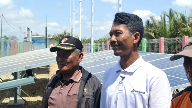 Guru satu-satunya di SD Negeri Ujungalang Filial Bondan, Paudin (baju putih) yang mengajar kelas 1 hingga 6 secara bergantian. (Foto: Liputan6.com/Muhamad Ridlo).
