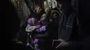 Pengungsi Ukraina menunggu untuk naik kereta api tujuan Polandia di Lviv, Ukraina barat, 13 Maret 2022. Tepat pada hari ini, Kamis, 24 Maret 2022, invasi Rusia ke Ukraina sudah terhitung genap satu bulan penuh. (AP Photo/Bernat Armangue)