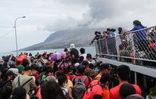 FOTO: Dihantui Ancaman Tsunami Dampak Erupsi Gunung Ruang, Ribuan Warga Selamatkan Diri Naik Kapal TNI