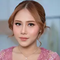 Penampilan Nadin Amizah di pernikahan sang adik, Kayla Hendrina, sukses mencuri perhatian dengan makeup look romantis yang menonjolkan kecantikan alaminya.  [@nurulmakeup.artist/@hairdombaran].
