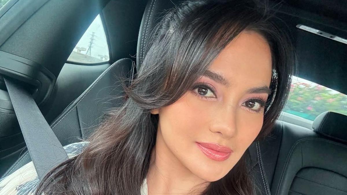 Tampil Kasual, Ini Gaya Ririn Ekawati yang Bisa Jadi Inspirasi Outfit Bepergianmu!