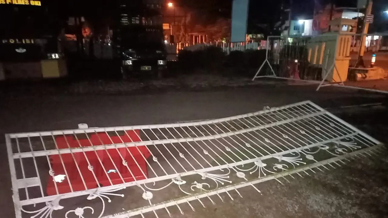 Pagar Polres OKI rusak akibat ditabrak residivis. (Istimewa)