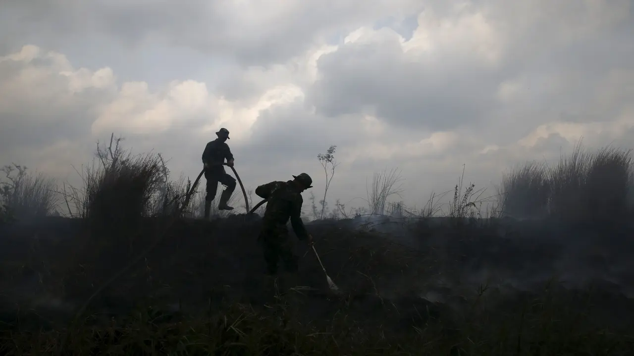 20150912-TNI Bantu Padamkan Kebakaran Lahan di Sumatera