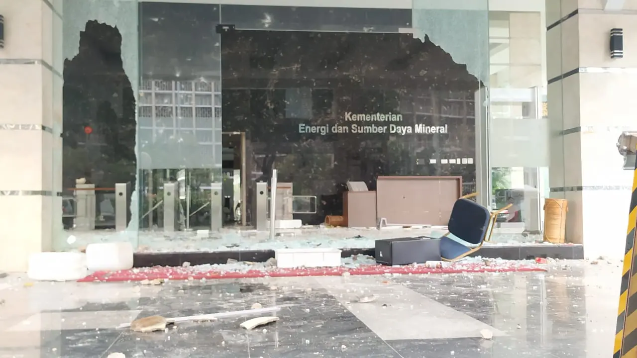 Kondisi Gedung ESDM yang dirusak massa demo brutal tolak Omnibus Law