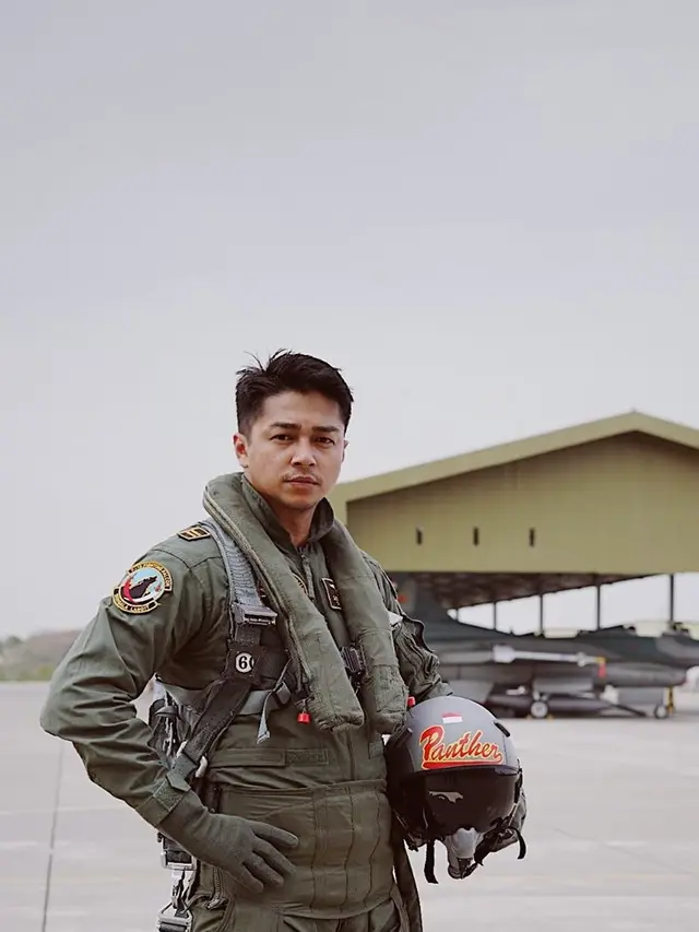 Gaya Deva Mahenra Saat Berperan Jadi Prajuit TNI AU, Tampil Gagah
