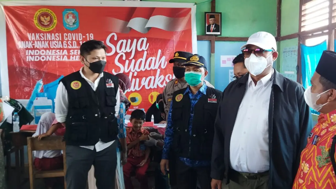 Kepala Badan Intelijen Negara Daerah (Kabinda) Kalimantan Barat (Kalbar) Brigjen Rudy Tranggono meninjau vaksinasi di Desa Radak Baru, Kecamatan Terentang, Kabupaten Kubu Raya, Kalbar