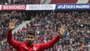 Striker Atletico Madrid, Diego Costa, menyapa suporter saat diperkenalkan di Stadion Wanda Metropolitan, Madrid, Minggu (31/12/2017). Diego Costa resmi kembali berseragam Atletico Madrid setelah terdepak dari Chelsea. (AP/Paul White)