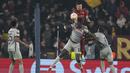 Bek AS Roma, Roger Ibanez berebut bola udara dengan pemain RB Salzburg, Oumar Solet pada laga leg kedua playoff Liga Europa 2022/2023 di Stadion Olimpico, Jumat (24/2/2023). Roma menang atas RB Salzburg dengan skor 2-0. (AP Photo/Alessandra Tarantino)