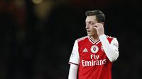 1. Mesut Ozil (Arsenal) - Pemain asal Jerman ini belum tampil pada laga kompetitif Arsenal di musim ini. Sejak Maret 2020, Ozil sudah tidak pernah terlihat di lapangan dan tidak masuk dalam daftar skuad Arsenal untuk Liga Ingrris dan Liga Europa pada musim ini. (AFP/Ian Kington/IKIMAGES)