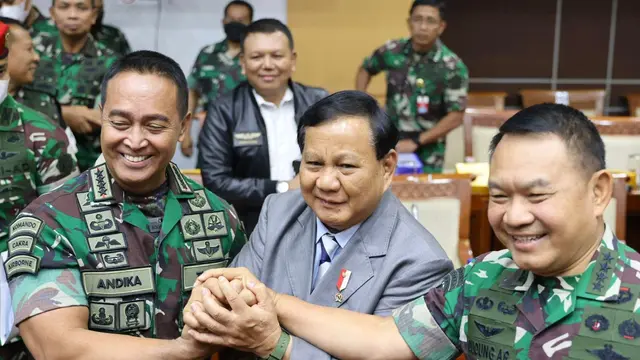 Momen Panglima TNI dan KSAD bersalaman bersama dengan Menteir Pertahanan Prabowo Subianto usai rapat di Komisi I DPR. (Dok: Tim Dokumentasi Kemhan)