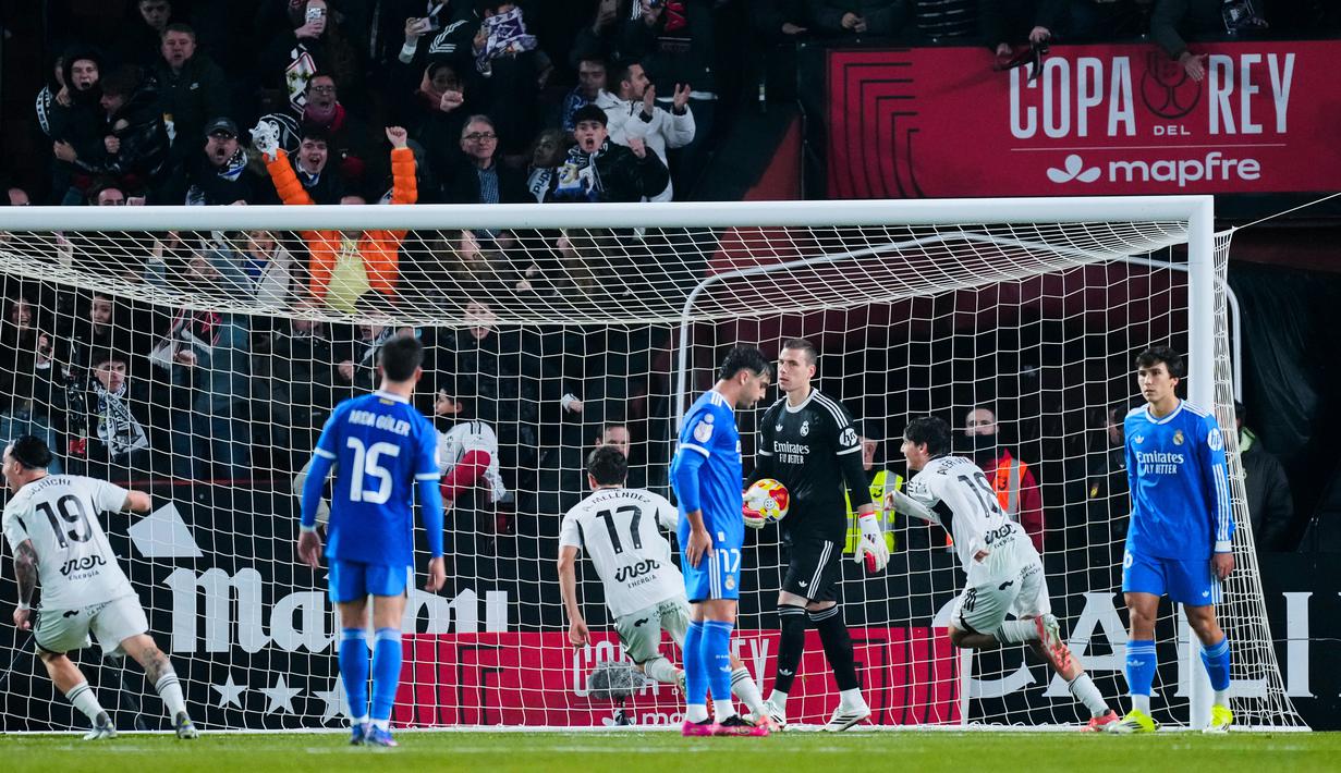 Pemain Real Madrid tampak lesu setelah gawangnya dibobol Albacete pada laga babak 16 besar Copa del Rey di Estadio Carlos Belmonte, Kamis, (15/1/2026).