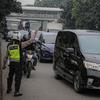 Anggota polisi melakukan penindakan kepada sebuah kendaraan saat ganjil genap di kawasan Jalan D.I Panjaitan, Jakarta, Senin (6/6/2022). Perluasan ganjil genap Jakarta tersebut dilakukan karena volume kendaraan meningkat di Ibu Kota RI tersebut ditiadakan. (Liputan6.com/Faizal Fanani)