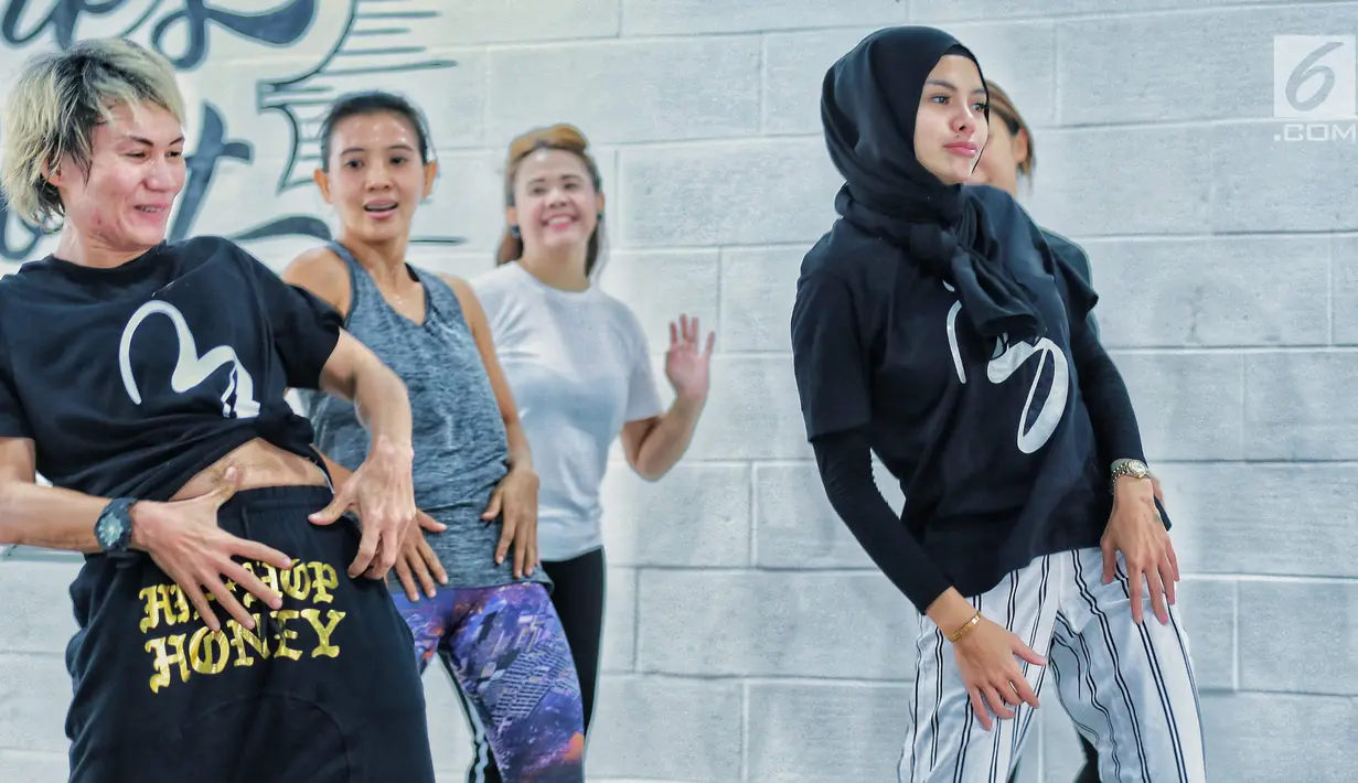 Artis Nikita Mirzani bersama instruktur melakukan olahraga zumba di kawasan Kebayoran Baru, Jakarta, Rabu (8/8). Nikita sering mengikuti zumba agar menjaga kebugaran tubuh usai aktifitasnya yang padat. (Liputan6.com/Faizal Fanani)