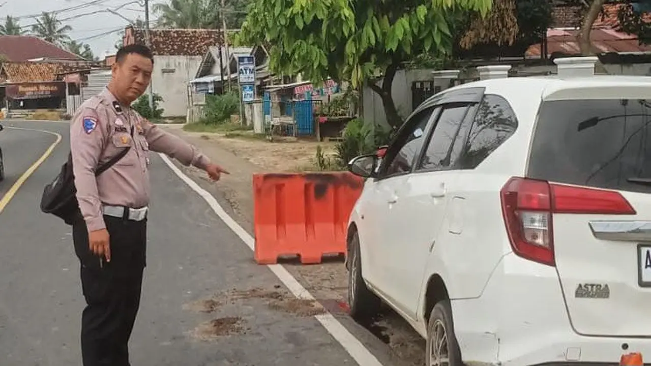 Kendaraan yang dikemudiakan oleh pelajar SMA di Pesawaran, Lampung tabrak dua pengendara sepeda motor.