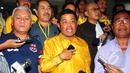 Sekretaris Jenderal DPP Partai Golkar kubu Ical, Idrus Marham (tengah) memberikan keterang kepada wartawan di kantor Bareskrim Mabes Polri, Rabu (11/3/2015). Mereka melaporkan dugaan pemalsuan dokumen oleh kubu Agung Laksono. (Liputan6.com/Yoppy Renato)