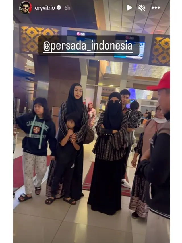 6 Momen Ria Ricis dan Teuku Ryan Berangkat Umrah Bareng, Belum Tampak Berinteraksi