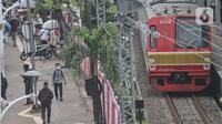 Rangkaian kereta listrik Commuter Line atau KRL saat melintas di Stasiun Jatinegara, Jakarta, Senin (2/1/2023). Pemerintah pusat mengalokasikan subsidi pada kebijakan tarif yang sudah berlaku sekitar lima tahun terakhir sehingga pengguna KRL di Jabodetabek hanya perlu membayar Rp3.000 untuk 25 km pertama, dan Rp1.000 untuk setiap 10 km berikutnya. (merdeka.com/Iqbal S Nugroho)