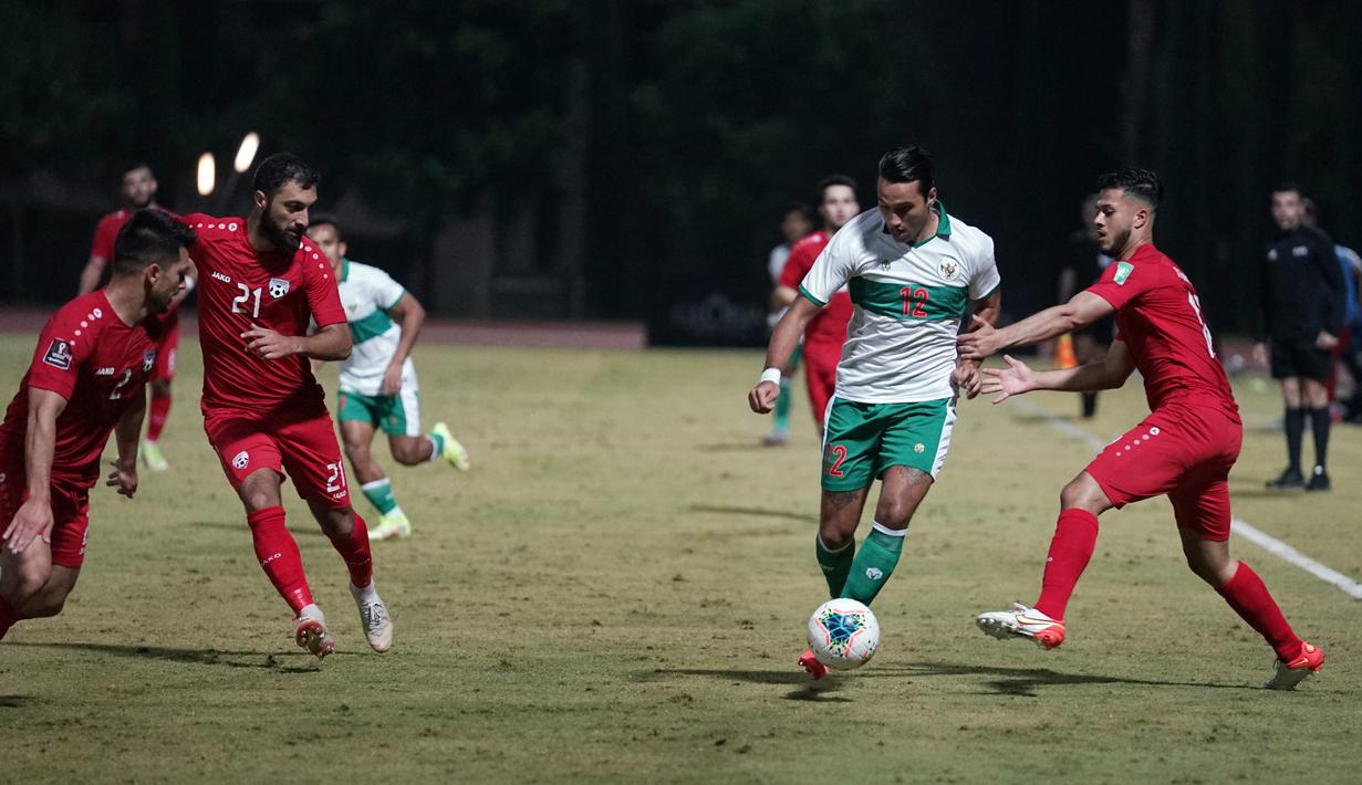 Penyerang Persib Bandung, Ezra Walian pun tak ketinggalan. Sejumlah peluang yang dimiliki Ezra masih mampu diamankan barisan pertahanan Afghanistan. (Dok.PSSI)