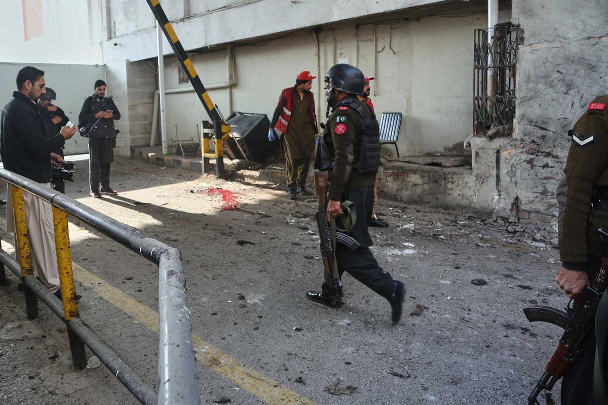 FOTO: Serangan Bom Bunuh Diri Hantam Markas Paramiliter di Peshawar
