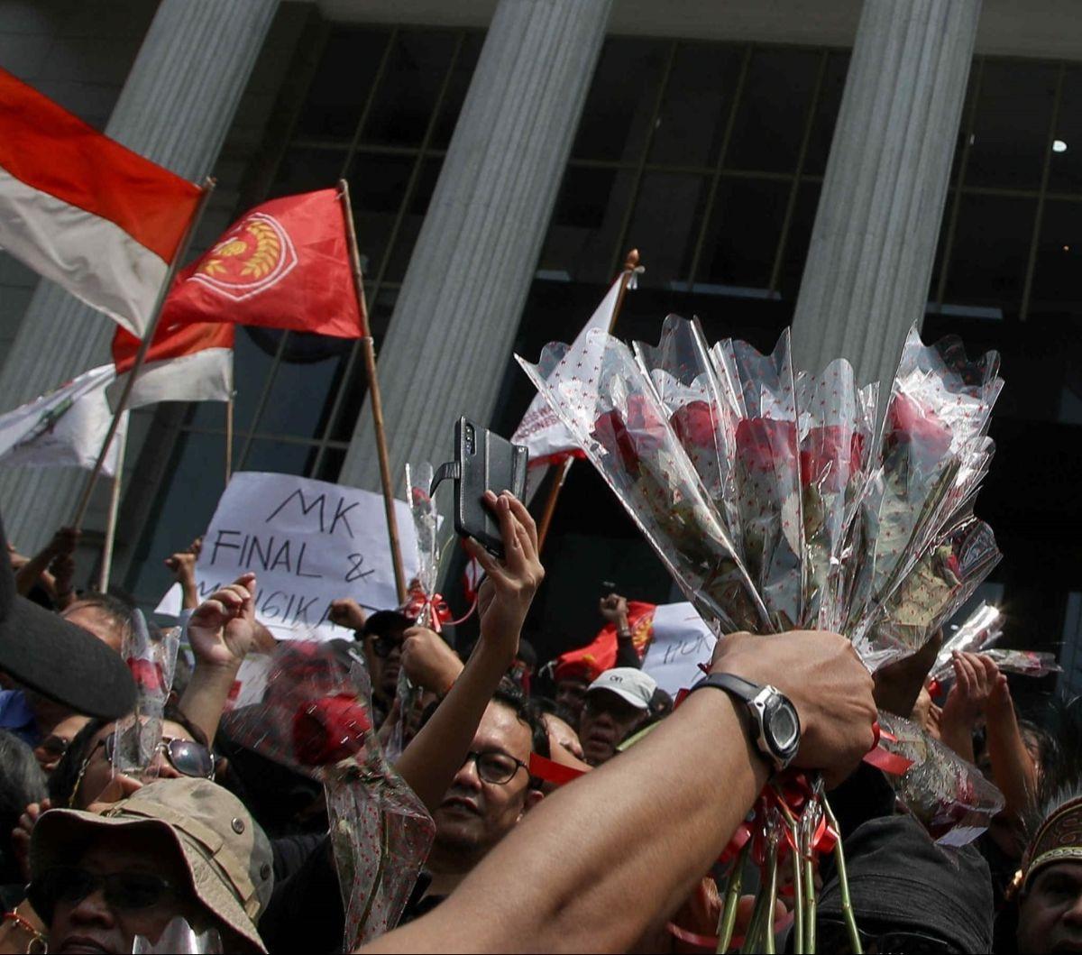 “Dalam tiga hari ini tensi politik Indonesia sangat memprihatinkan, tragedi konstitusional sesungguhnya sedang terjadi. Putusan MK vs Revisi UU oleh DPR telah menjadi problem konstitusional yang serius,” teriak orator di lokasi. Foto: Liputan6.com / 