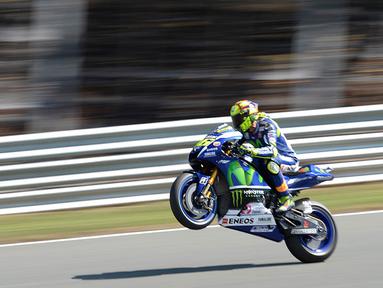 Pebalap MotoGP, Valentino Rossi, melakukan jumping wheelie saat latihan jelang GP Jerman di Sirkuit Sachsenring, Jerman. (AFP/Robert Michael)