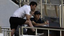 Manajer pelatih Timnas Indonesia, Shin Tae-yong, mengamati permainan Timnas Indonesia U-19 saat internal games di Stadion Wibawa Mukti, Cikarang, Rabu (15/1). Sebanyak 53 pemain mengikuti seleksi untuk memperkuat skuat utama Timnas Indonesia U-19. (Bola.com/Yoppy Renato)