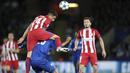 Bek Atletico Madrid, Jose Gimenez menyundul bola saat melawan Leicester pada laga leg kedua Liga Champions di Stadion King Power, Inggris, Selasa (18/4/2017). Meski imbang 1-1, Atletico lolos ke semifinal dengan agregat 2-1. (AP/Nick Potts)