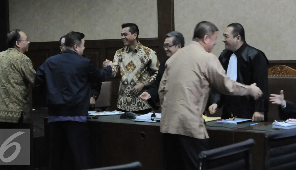 Suasana usai Sugianto Kusuma (Aguan) dan anaknya, Richard Halim Kusuma menjadi saksi untuk Mohamad Sanusi terkait kasus Raperda Reklamasi Pantai Utara Jakarta, Rabu (7/9).  (Liputan6.com/Helmi Afandi)