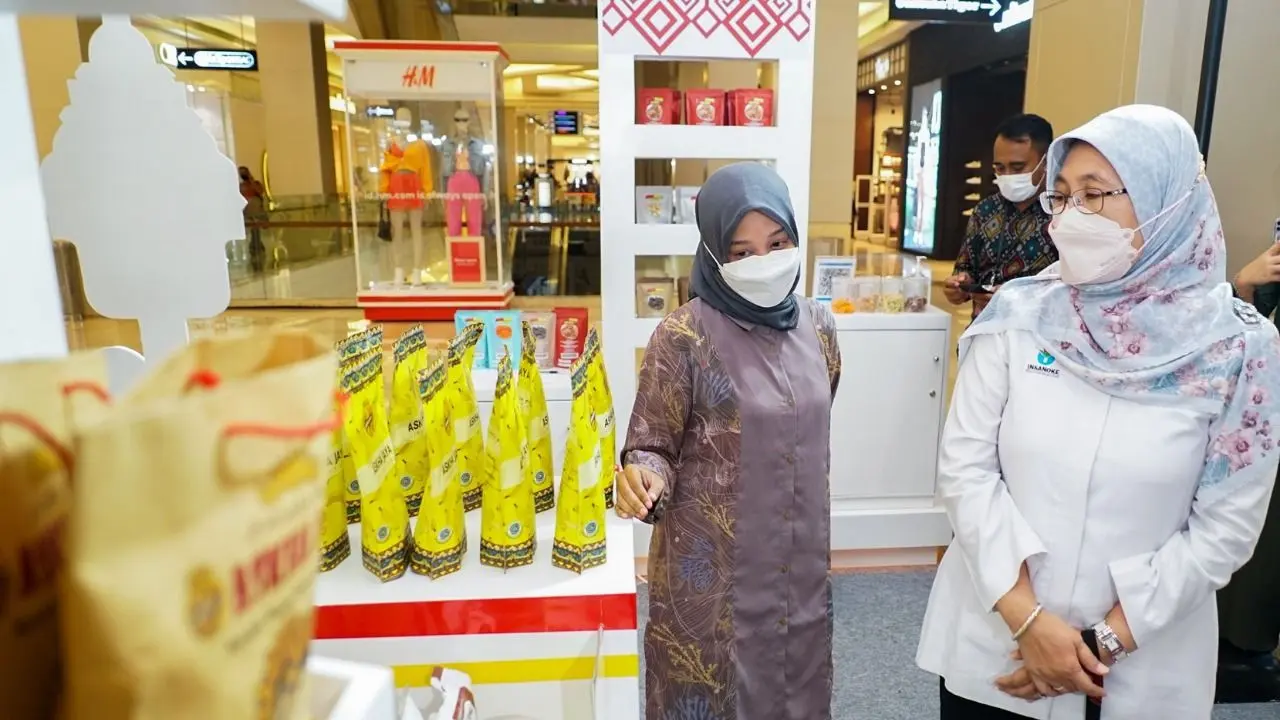 Direktur Jenderal Industri Kecil, Menengah, dan Aneka (IKMA) Kementerian Perindustrian, Reni Yanita memperhatikan berbagai produk industri kecil dan menengah (IKM) Provinsi Lampung yang difasilitasi tampil pada ajang pameran di Mal Kota Kasablanka, Jakart