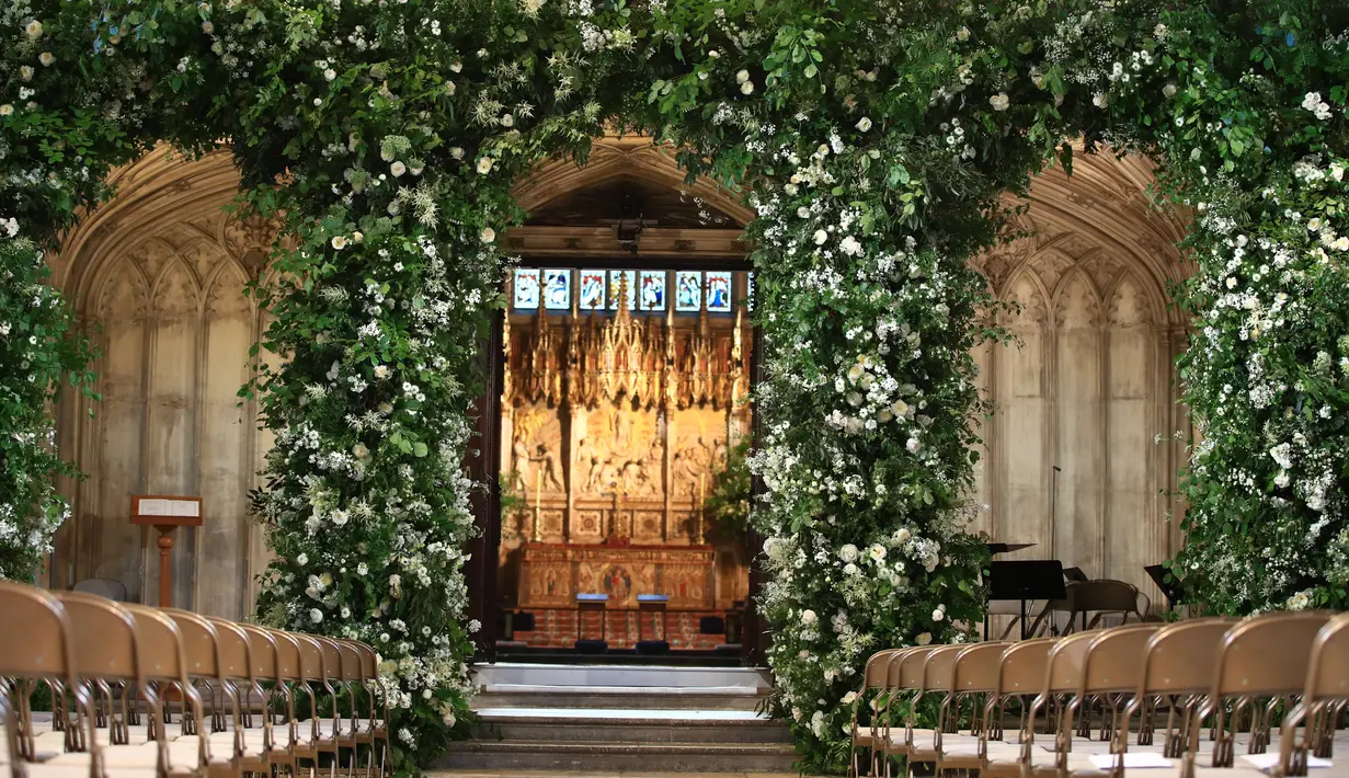 Karangan bunga menghiasi depan tangga altar Kapel St George untuk upacara pernikahan Pangeran Harry dan Meghan Markle di Kastil Windsor, Inggris, Sabtu (19/5). Pangeran Harry dan Meghan Markle akan menikah pada 19 Mei 2018. (Danny Lawson/POOL/AFP)