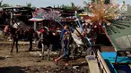 Kusir menyiapkan andong untuk mencari nafkah dengan menarik andongnya untuk wisatawan di Tempat Wisata Jakarta, Khususnya Monas, Banjir Kanal Timur dan Kemayoran di Kelurahan Jatinegara, Kec, Cakung, Jakarta, Sabtu (27/1). (Liputan6.com/Johan Tallo)