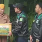 Ketua GPK Jawa Timur Gus Edo memberi tali asih dengan menyambangi para veteran di kediamannya. (Istimewa).