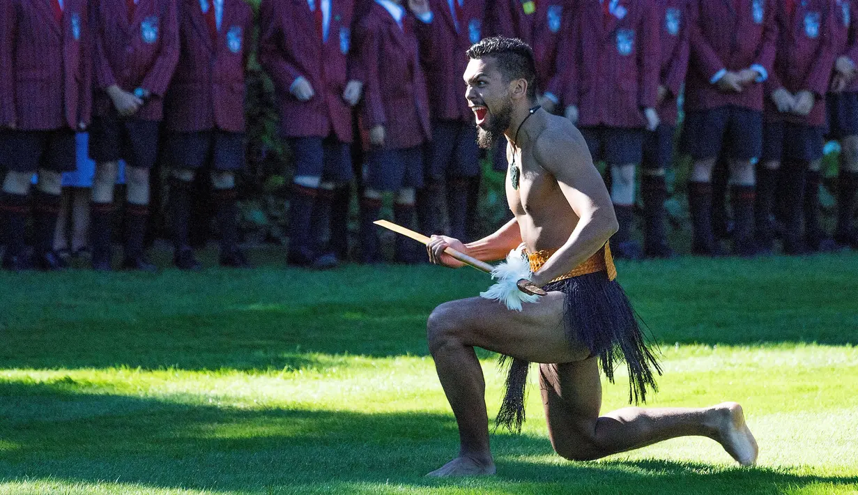 Seorang prajurit Maori tampil saat upacara penyambutan untuk Presiden Indonesia Joko Widodo di Government House di Wellington, Selandia Baru (19/3). (AFP/Marty Melville)