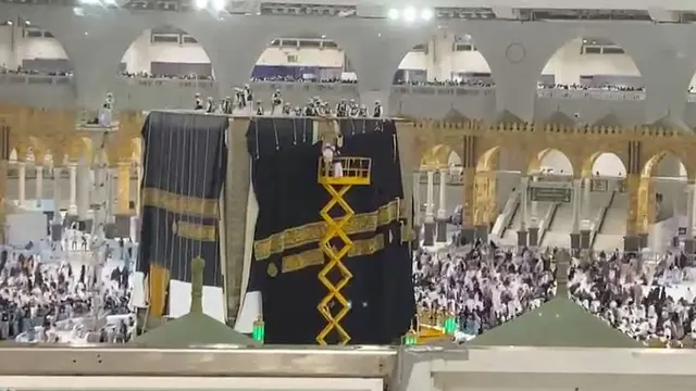 Kiswah, kain penutup Ka'bah di Masjidil Haram, Makkah, Arab Saudi diganti pada malam Tahun Baru Islam 1 Muharram 1444 Hijriah, Jumat 29 Juli 2022.