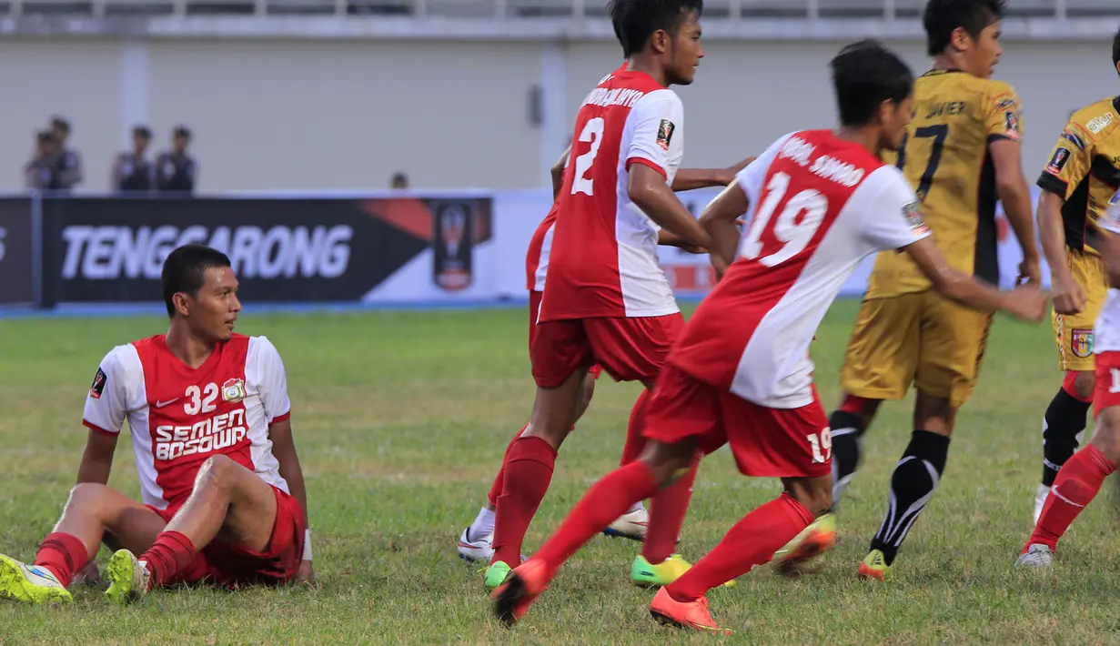 Pemain PSM Makassar, Agung Prasetyo, terjatuh setelah menghalau bola dalam partai perempatfinal Piala Presiden 2015 antara Mitra Kukar melawan PSM di Stadion Aji Imbut, Tenggarong, Sabtu (19/9/2015). (Bola.com/M. Ridwan)