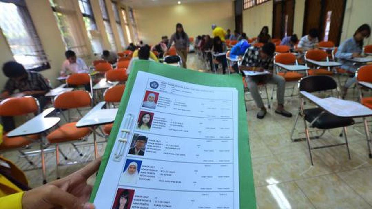 Peserta SNMPTN mengerjakan soal ujian