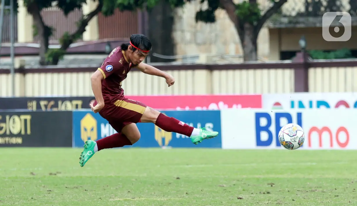 Pemain PSM Makassar, Rasyid Bakrie, menendang bola saat melawan Arema FC pada laga BRI Liga 1 di Stadion PTIK, Jakarta, Sabtu (4/2/2023). PSM Makassar menang dengan skor 1-0. (Bola.com/M. Iqbal Ichsan)