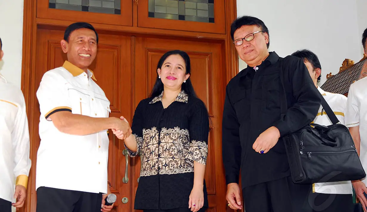Ketua Umum Partai Hanura Wiranto tampak bersalaman dengan Puan Maharani usai kunjungan ke kediaman Megawati. (Liputan6.com/Miftahul Hayat)
