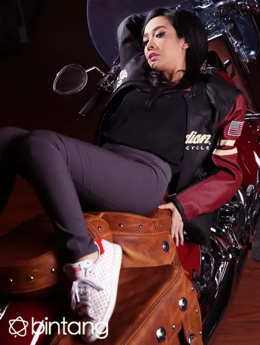 Saat masih menjadi penyanyi cilik, Dea Ananda adalah penyanyi cilik yang sukses. Ia bisa bernyanyi sendiri mau pun berkelompok Trio Kwek-Kwek bersama Leony Fitria Hartanti dan Alfandi. (Galih W. Satria/Bintang.com)