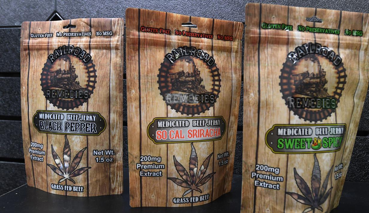 Dendeng berbahan dasar ganja digelar di stan pameran Kongres Ganja Internasional di Los Angeles, California (27/9). Kongres menyatukan visi antara pemasok, investor, medis, regulator pemerintah, hukum, dan pengusaha. (AFP Photo / Mark Ralston)