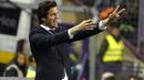 Pelatih Real Madrid, Santiago Solari menginstruksikan pemainnya saat melawan Real Valladolid selama pertandingan lanjutan La Liga Spanyol di stadion Jose Zorrilla,Valladolid (10/3). Madrid menang telak 4-1 atas Valladolid. (AFP Photo/Cesar Manso)
