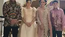 Kebaya pendek dikenakan Krisdayanti saat lamaran Aaliyah dan Thariq Halilintar. Sentuhan selendang pink dan batik prada sebagai bawahan bikin tampilannya mewah. [@krisdayantilemos]