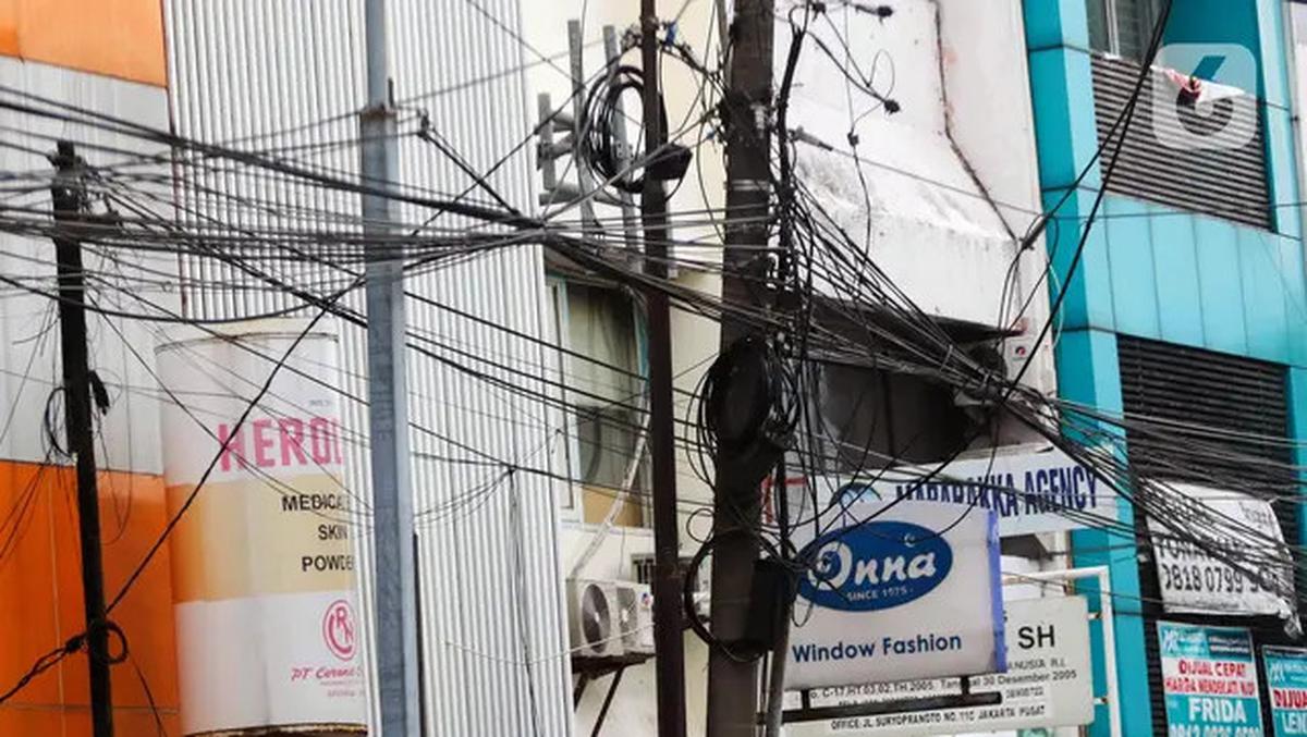 Potret Semrawutnya Kabel Utilitas di Jakarta