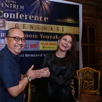 Ebiet G Ade bersama dengan Rossa  membawa konsep baru yang dapat dinikmati oleh semua kalangan pecinta musik di ‘Konser 3 Generasi’. AMPM dan Jevin Julian mewakili generasi muda juga turut hadir dalam kolaborasi. (Deki Prayoga/Bintang.com)