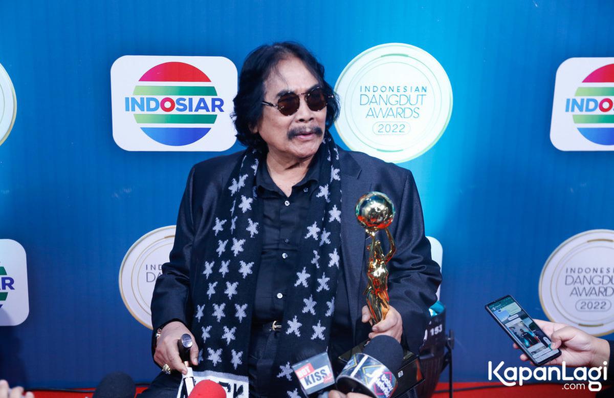 9 Potret Jaja Miharja Tetap Terima Job Manggung, Masih Mau Nyanyi Meski Pakai Tongkat