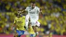 Pemain Real Madrid, Kylian Mbappe, mengontrol bola saat melawan Las Palmas pada laga pekan ketiga La Liga 2024/2025 di Stadion Gran Canaria, Jumat (30/8/2024). (AP Photo/Gabriel Jimenez)