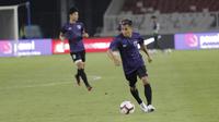 Pemain Timnas Thailand, Chanathip Songkrasin, saat latihan jelang laga kualifikasi Piala Dunia 2022 di SUGBK, Jakarta, Senin (9/9). Thailand akan berhadapan dengan Indonesia. (Bola.com/M Iqbal Ichsan)