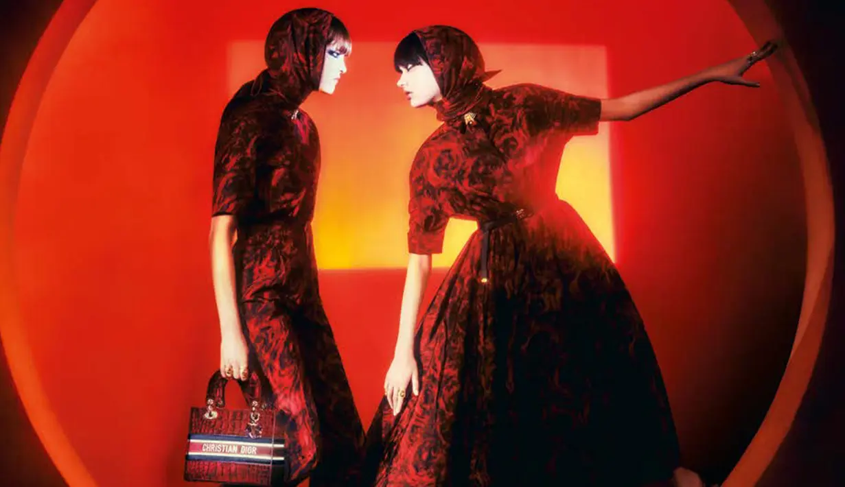 Dalam koleksi ini, Dior banyak bermain dengan palet warna yang kaya, diproduksi menggunakan proses cetakan yang halus, presentasi kerajinan yang unggul. Foto: Document/Dior.