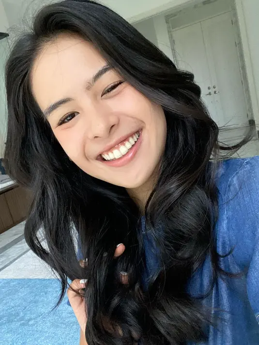 Tak salah bukan jika Maudy Ayunda menjadi bintang iklan dari salah satu produk shampoo ternama? Penampilan kasualnya saja bisa memperlihatkan keindahan rambut panjang dan hitamnya yang sempurna? Selain cantik dan pintar, Maudy juga terkenal dengan rambut indahnya. Foto: Instagram.